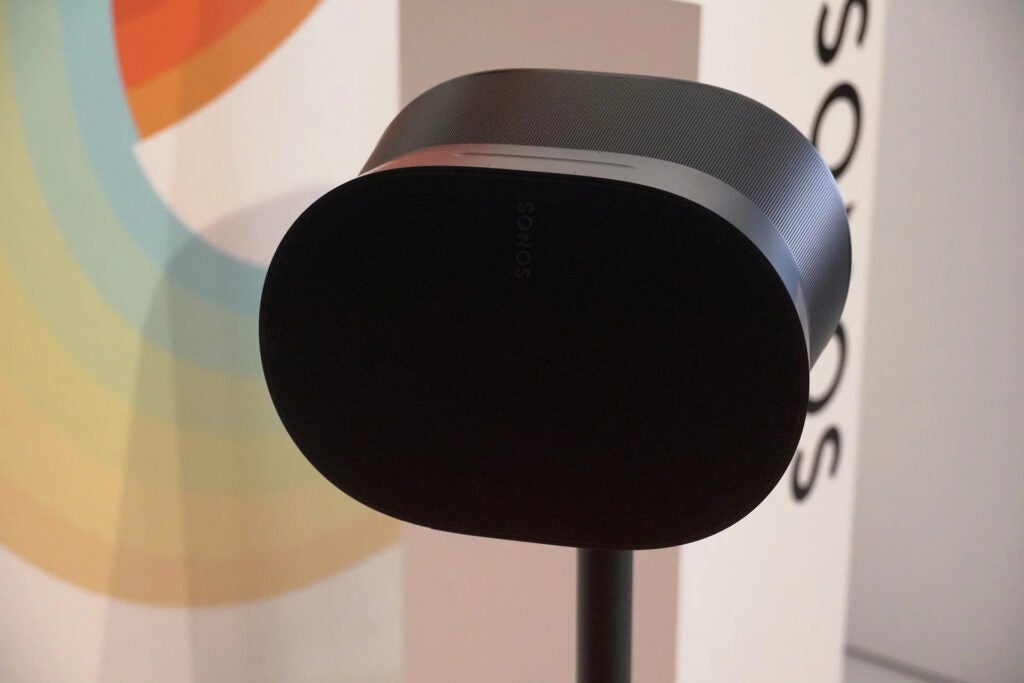 Sonos Era 300 assis sur le stand