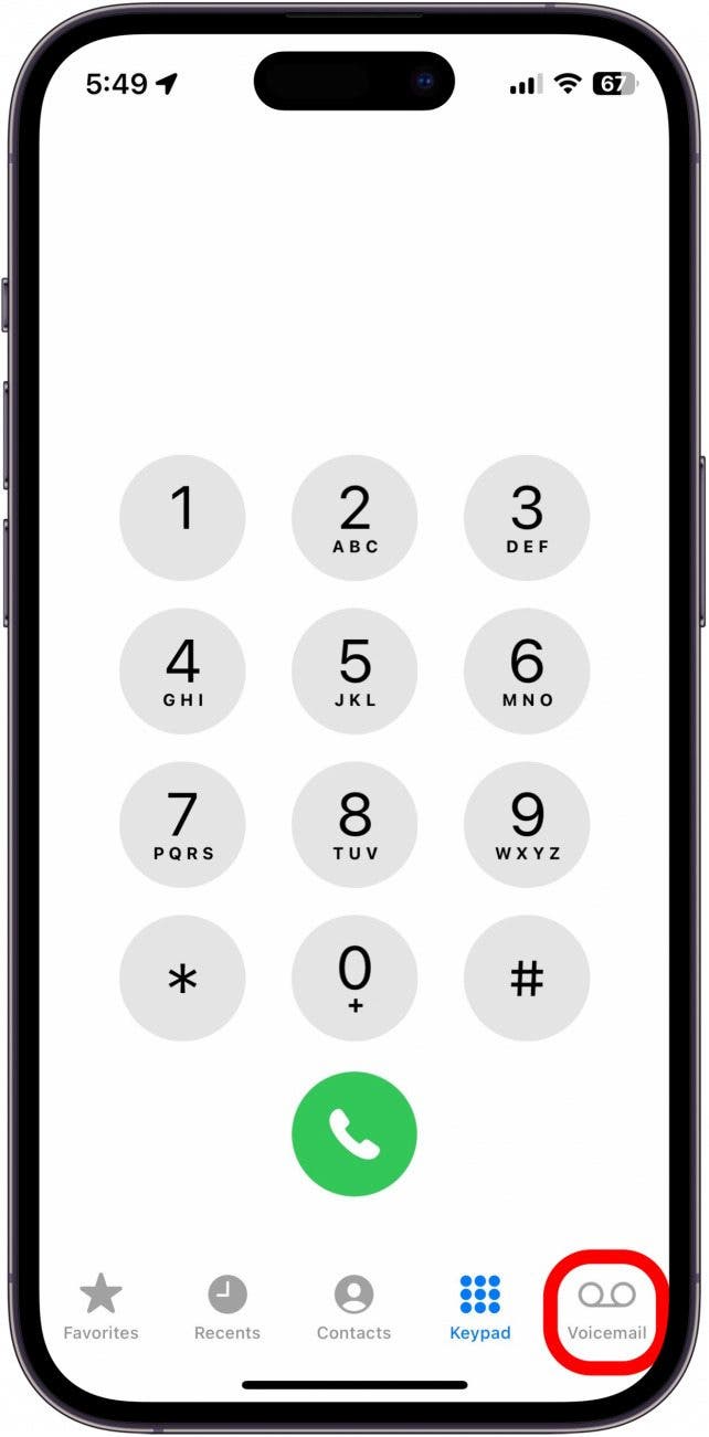 Le clavier de téléphone iPhone avec onglet de messagerie vocale est entouré en rouge