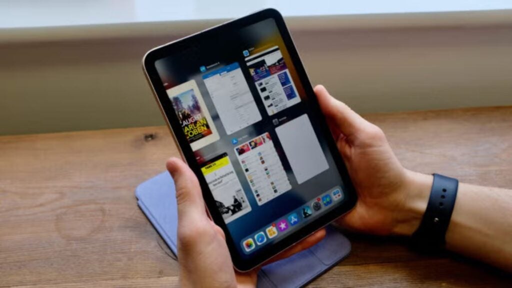 iPad mini 6 à la main