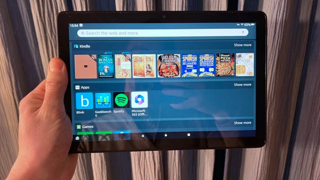 Tenant des applications Amazon Fire HD 10 tablette affichant des applications.