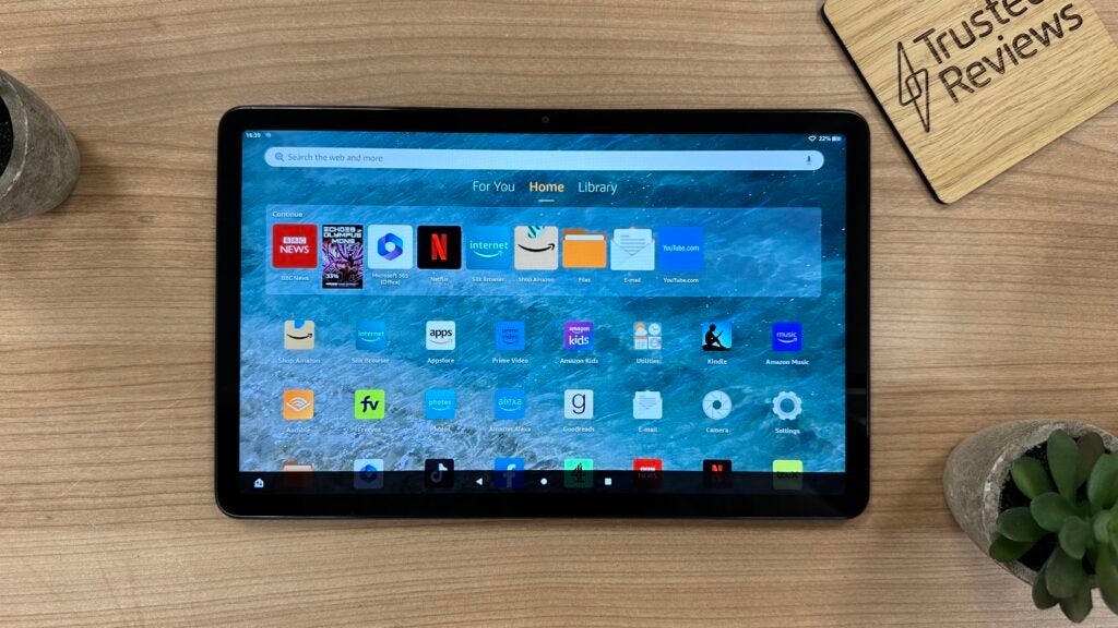 Amazon Fire Max 11 sur une table