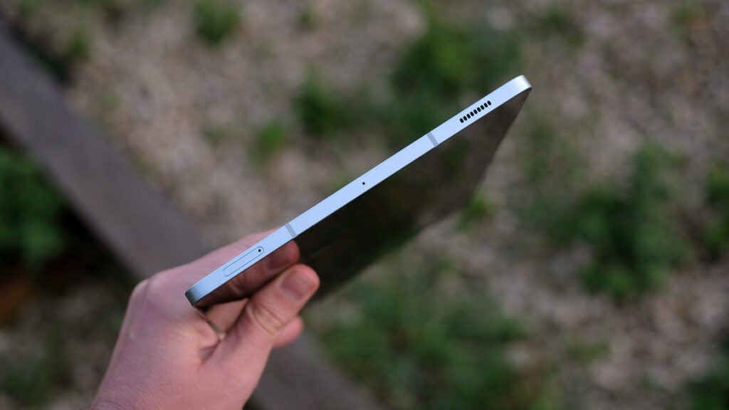 Samsung Galaxy Tab S9 Fe côté
