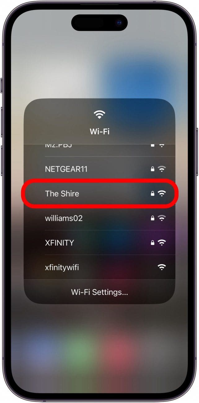Liste des réseaux wifi sur iPhone avec un réseau spécifique encerclé en rouge