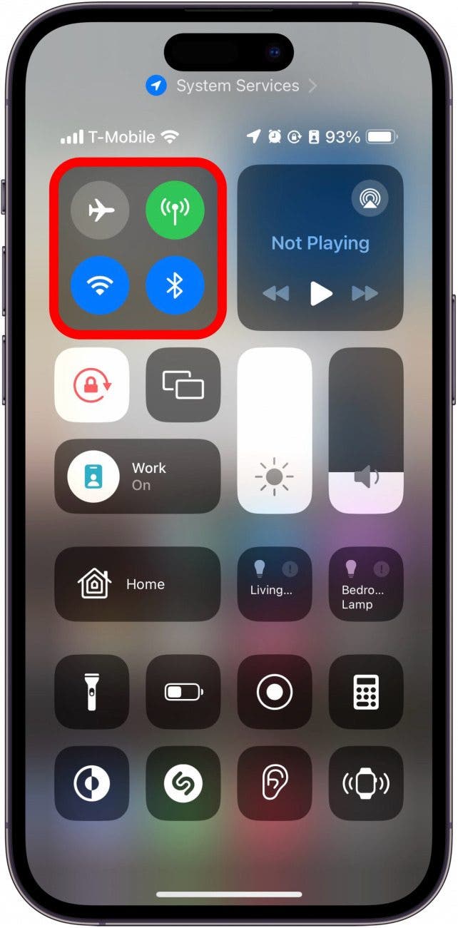 Centre de contrôle iPhone avec commandes de réseau encerclé en rouge