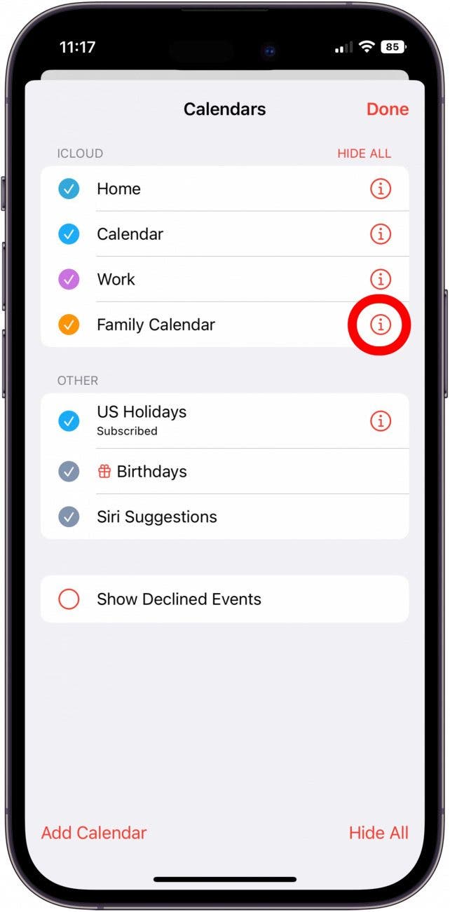 Appuyez sur l'icône Info à côté du nouveau calendrier familial Apple Appuyez sur l'icône Info à côté du nouveau calendrier familial Apple