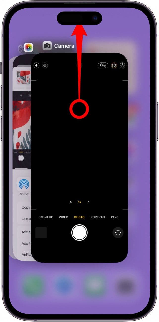 Une fois que vous avez localisé l'application de la caméra, appuyez-la et glissez vers le haut dans un mouvement de déclenchement afin qu'il se dissape de l'écran.