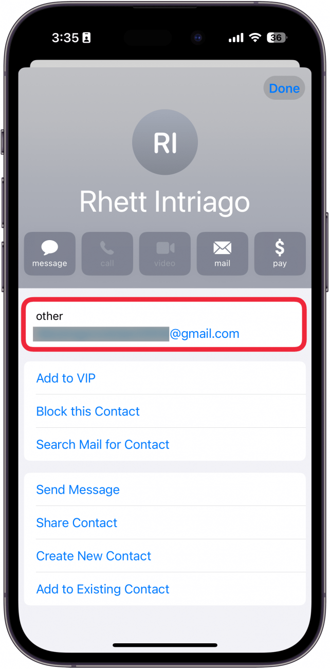 Carte de contact iPhone avec une boîte rouge autour d'une adresse e-mail