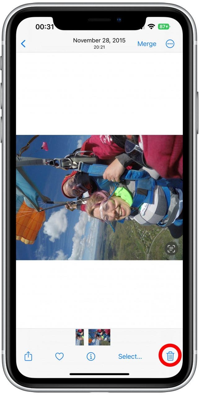 Ici, vous pouvez les parcourir individuellement et les appuyer sur eux, puis appuyez sur l'icône des ordures.