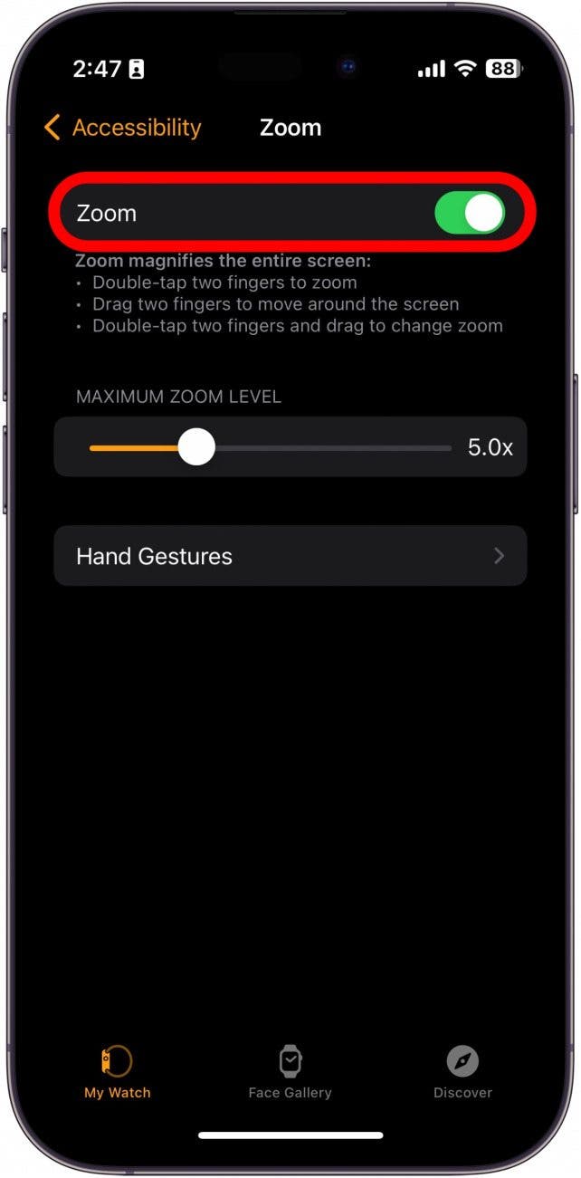 Paramètres de zoom de l'application iPhone Watch avec cercle rouge autour d'une bascule verte pour l'activation et la désactivation du zoom