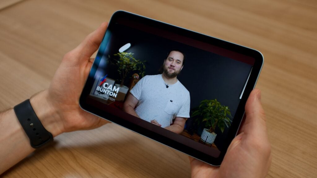 iPad mini 7 tenu en main avec la vidéo