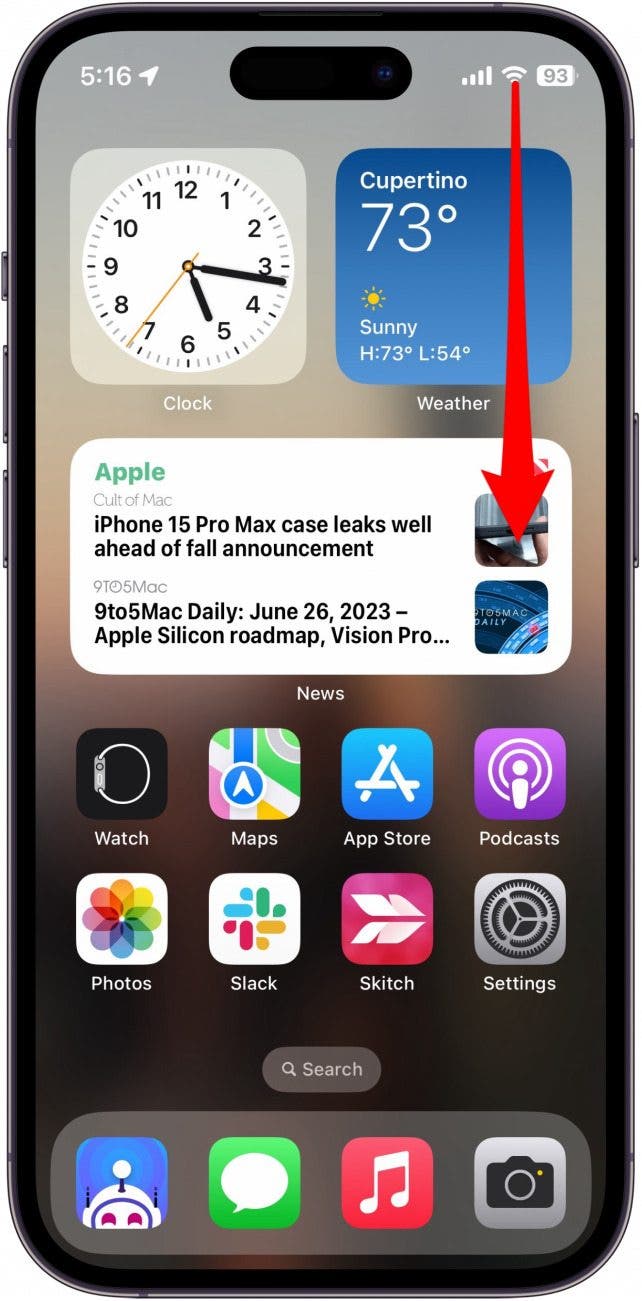 Capture d'écran de l'écran d'accueil de l'iPhone avec flèche rouge s'étendant du bord supérieur droit pour démontrer un geste de balayage vers le bas