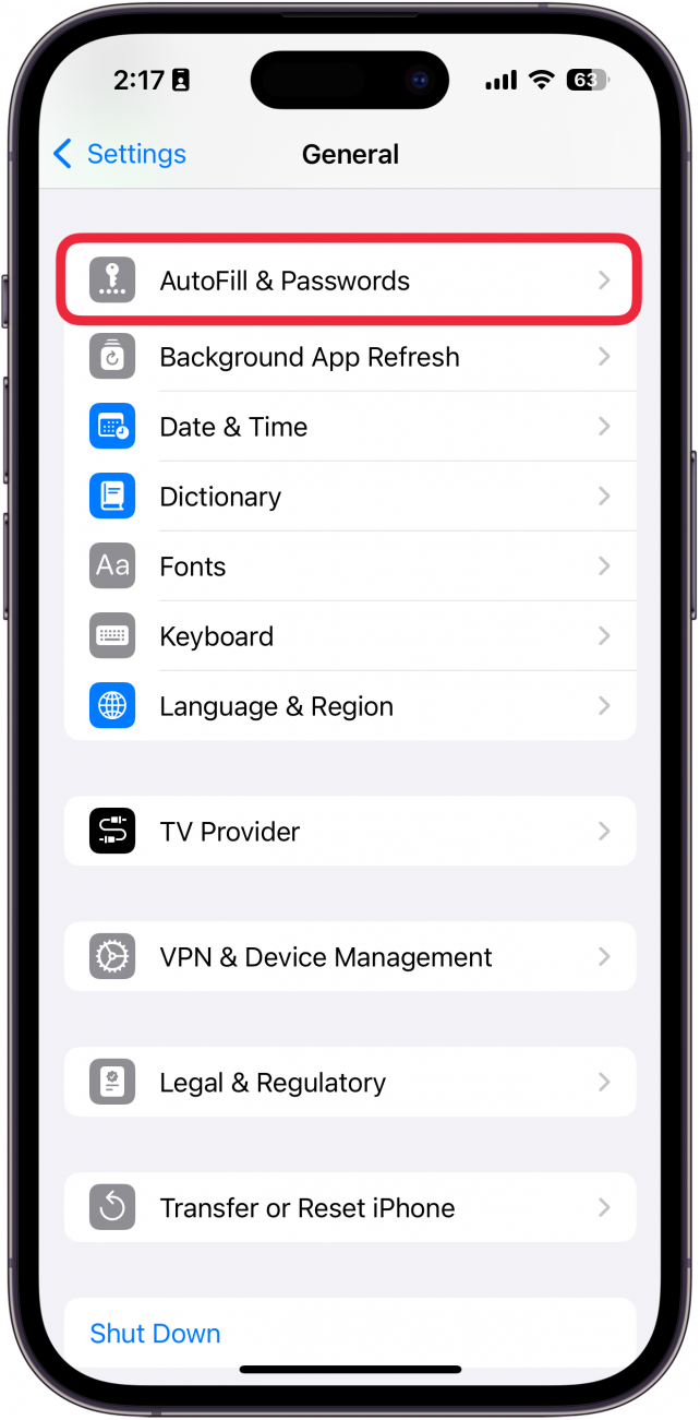 Paramètres généraux de l'iPhone avec une boîte rouge autour de l'autofill et des mots de passe