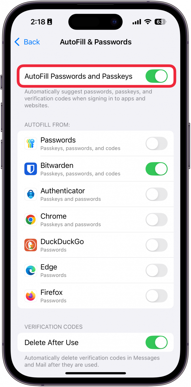 Paramètres de l'iPhone Autofill et mot de passe avec une boîte rouge autour des mots de passe et des clés Passkeys