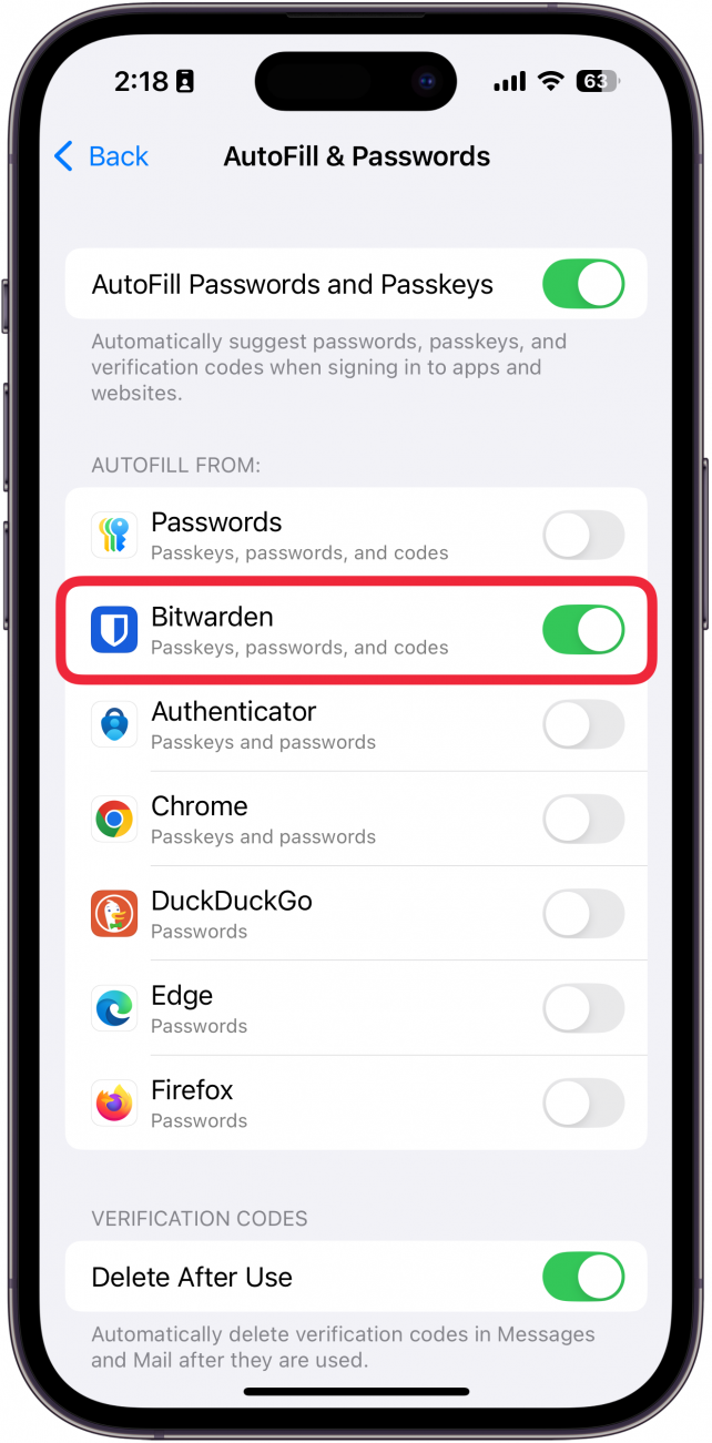 Paramètres de l'iPhone Autofill & Motswords avec une boîte rouge autour de Bitwarden sous la section Autofill à partir de la section
