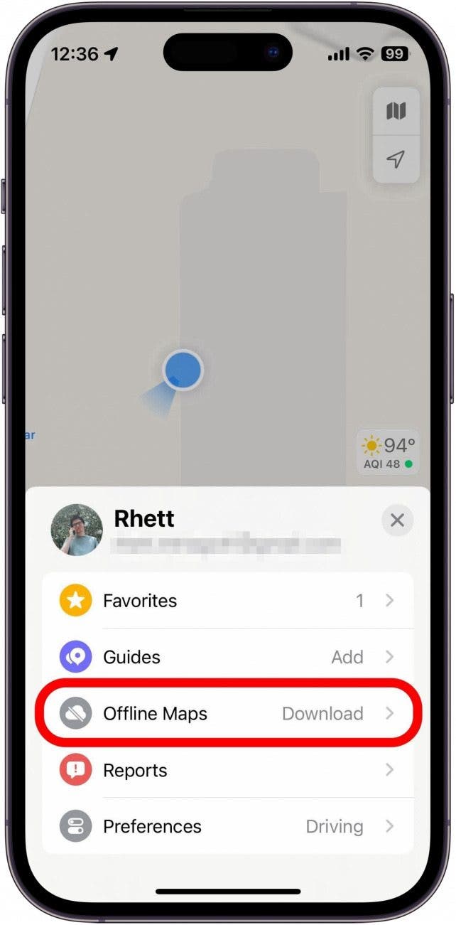 Menu Apple Maps avec option de cartes hors ligne encerclé en rouge