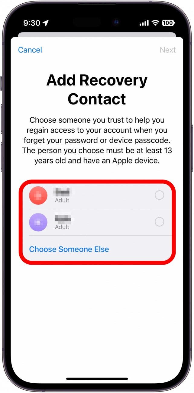 Processus de configuration des contacts de récupération Apple ID affichant une liste de contacts avec une boîte rouge autour d'eux
