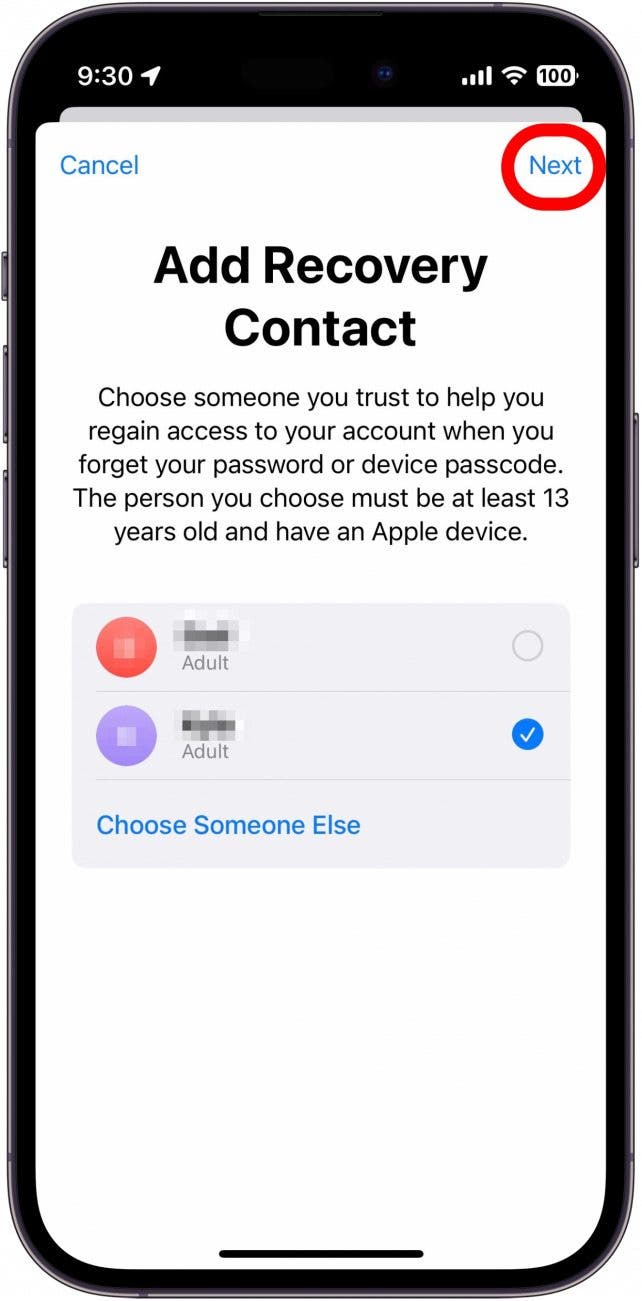 Processus de configuration des contacts de récupération Apple ID affichant une liste de contacts avec un sélectionné et une boîte rouge autour du bouton suivant