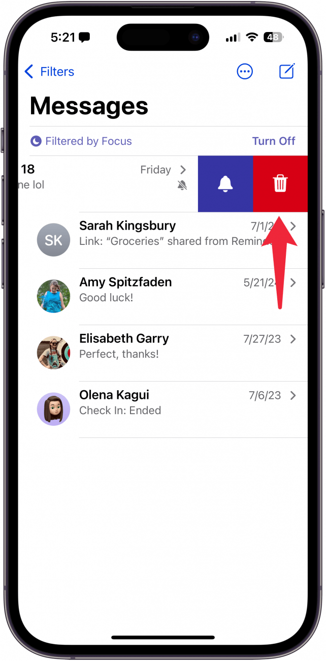 L'application des messages iPhone avec une flèche rouge pointant sur le bouton Supprimer