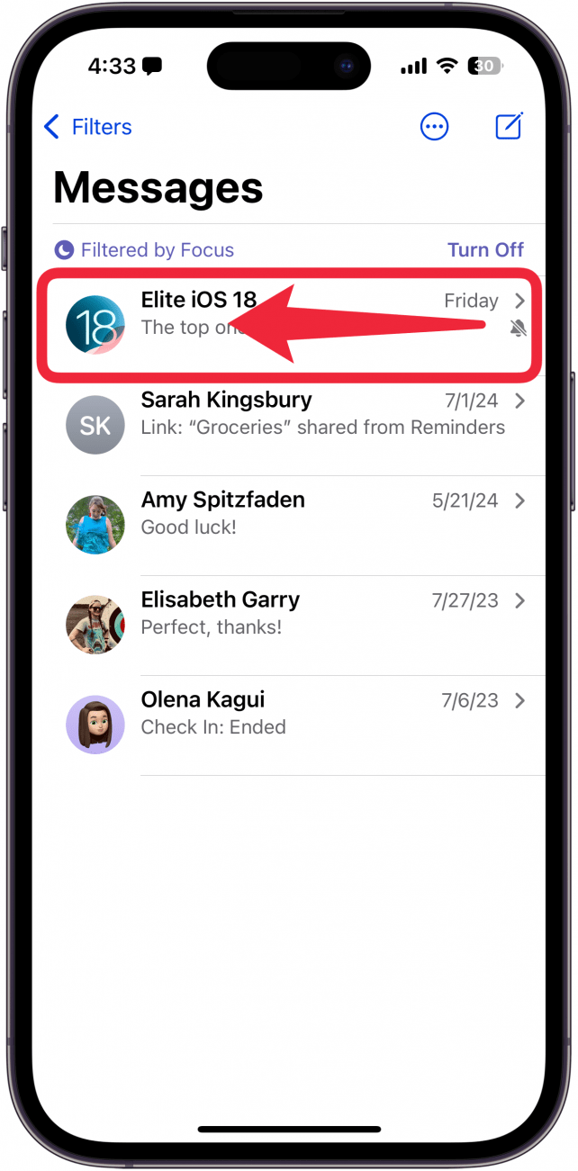 Application de messages iPhone avec une boîte rouge autour d'un texte de groupe avec une flèche rouge pointant vers la gauche, indiquant à glisser à gauche sur la conversation
