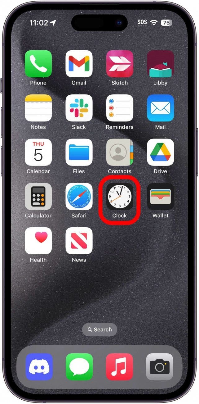 Écran d'accueil de l'iPhone avec application horloge en rouge