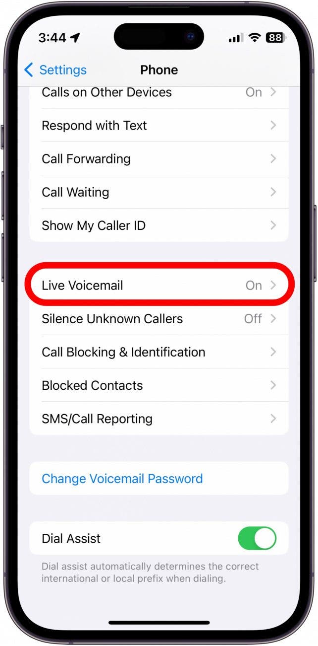 Paramètres de téléphone iPhone avec option de messagerie vocale en direct encerclé en rouge