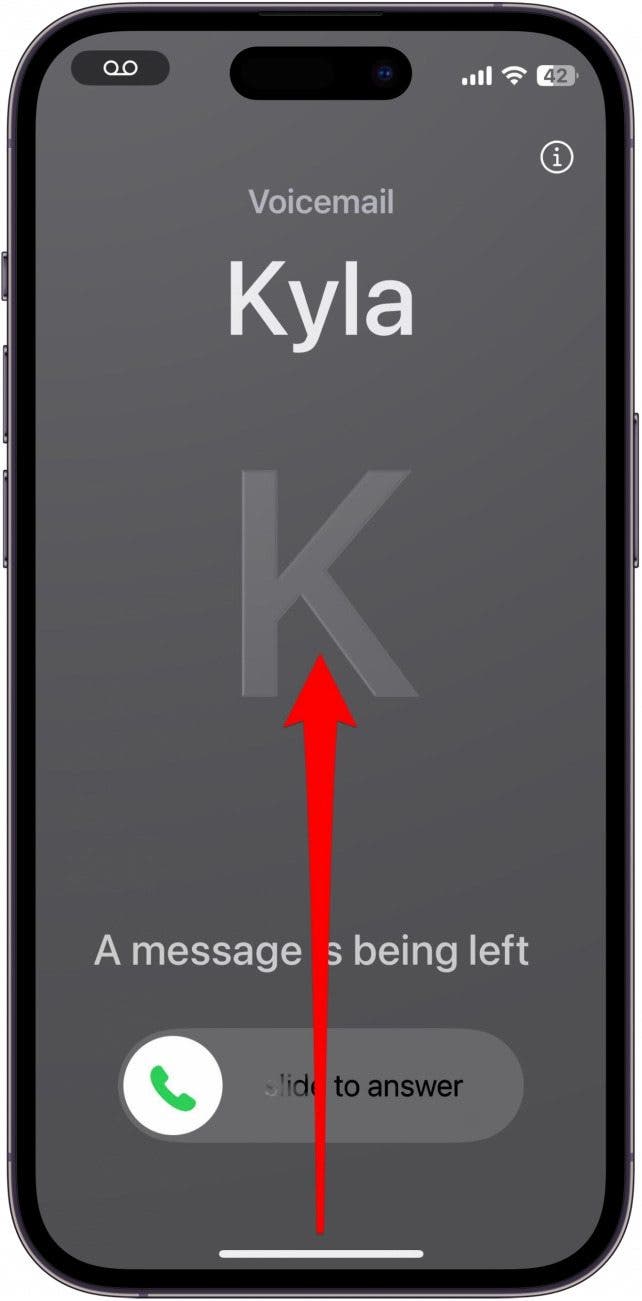 Écran d'appel entrant de l'iPhone avec une flèche rouge pointant vers le haut de la barre d'origine, indiquant de glisser vers le haut