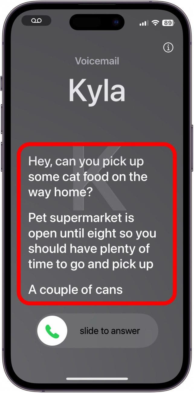 Écran d'appel iPhone montrant une transcription en direct de l'appelant demandant au destinataire de prendre de la nourriture pour chats