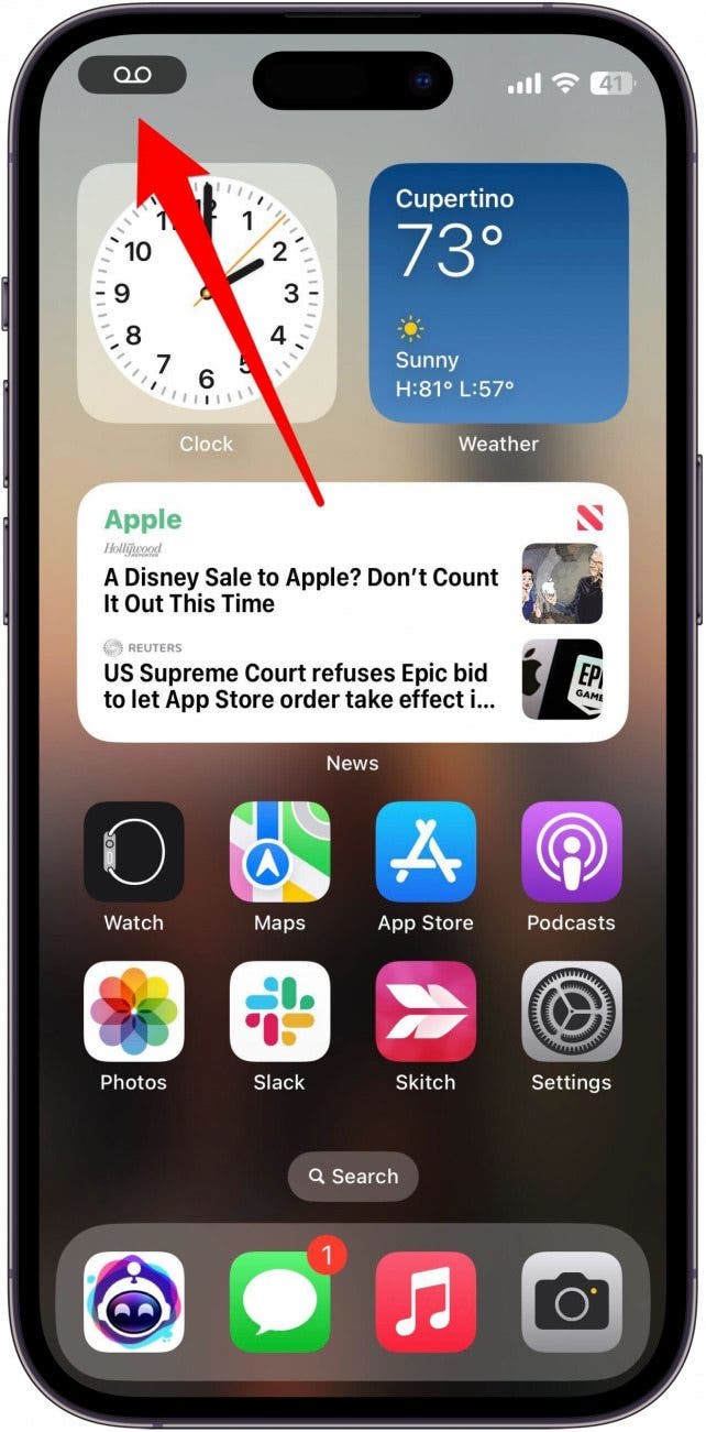 Écran d'accueil de l'iPhone avec flèche rouge pointant vers l'icône de la messagerie vocale dans le coin supérieur gauche