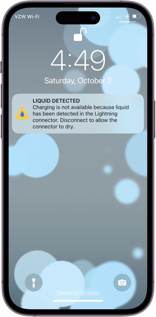 Une capture d'écran d'un écran de verrouillage iPhone avec une notification qui dit que Liquid a été détecté dans le port de chargement