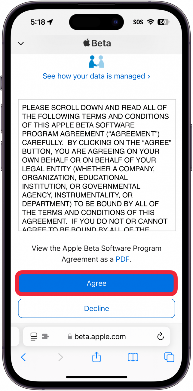 Page Web d'iPhone Safari Apple Beta affichant l'accord de logiciel Apple Beta, avec une boîte rouge autour du bouton Accept