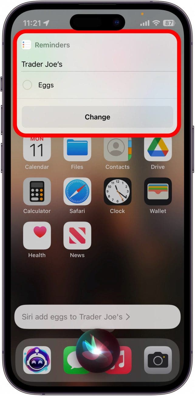Écran d'accueil de l'iPhone avec bulle de discours Siri avec un cercle rouge autour d'une fenêtre affichant une liste des rémisesseurs intitulée, "Trader Joe's" et un article, "œufs," a été ajouté. Il y a aussi un bouton étiqueté modification, indiquant que l'utilisateur peut modifier des informations sur le nouvel élément qui a été ajouté à la liste