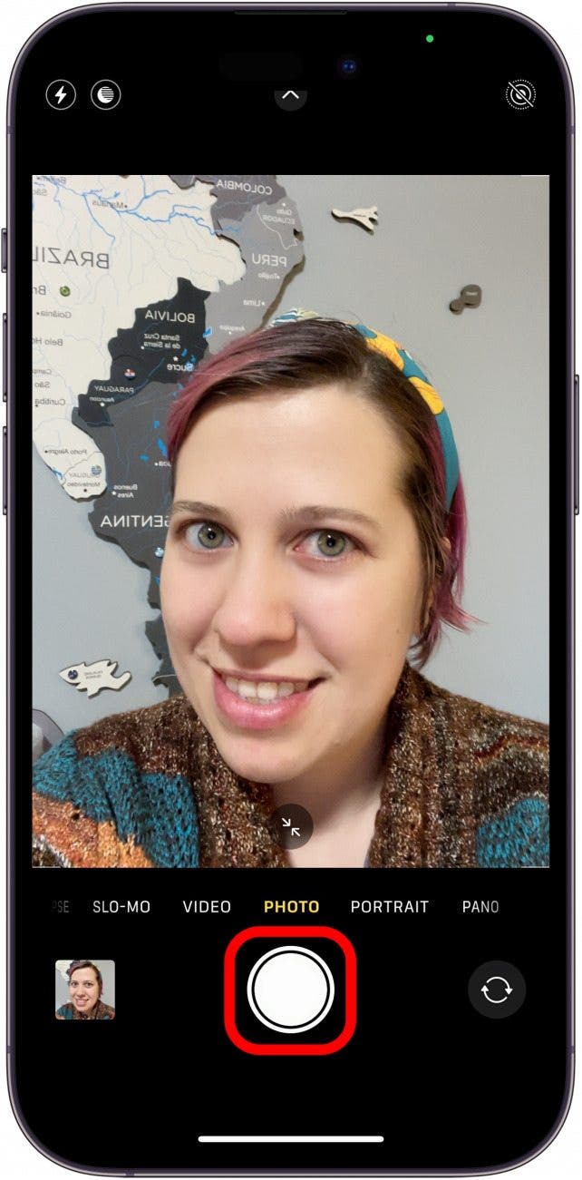 Appuyez sur l'obturateur pour prendre un selfie sur votre iPhone. Appuyez sur l'obturateur pour prendre un selfie sur votre iPhone.