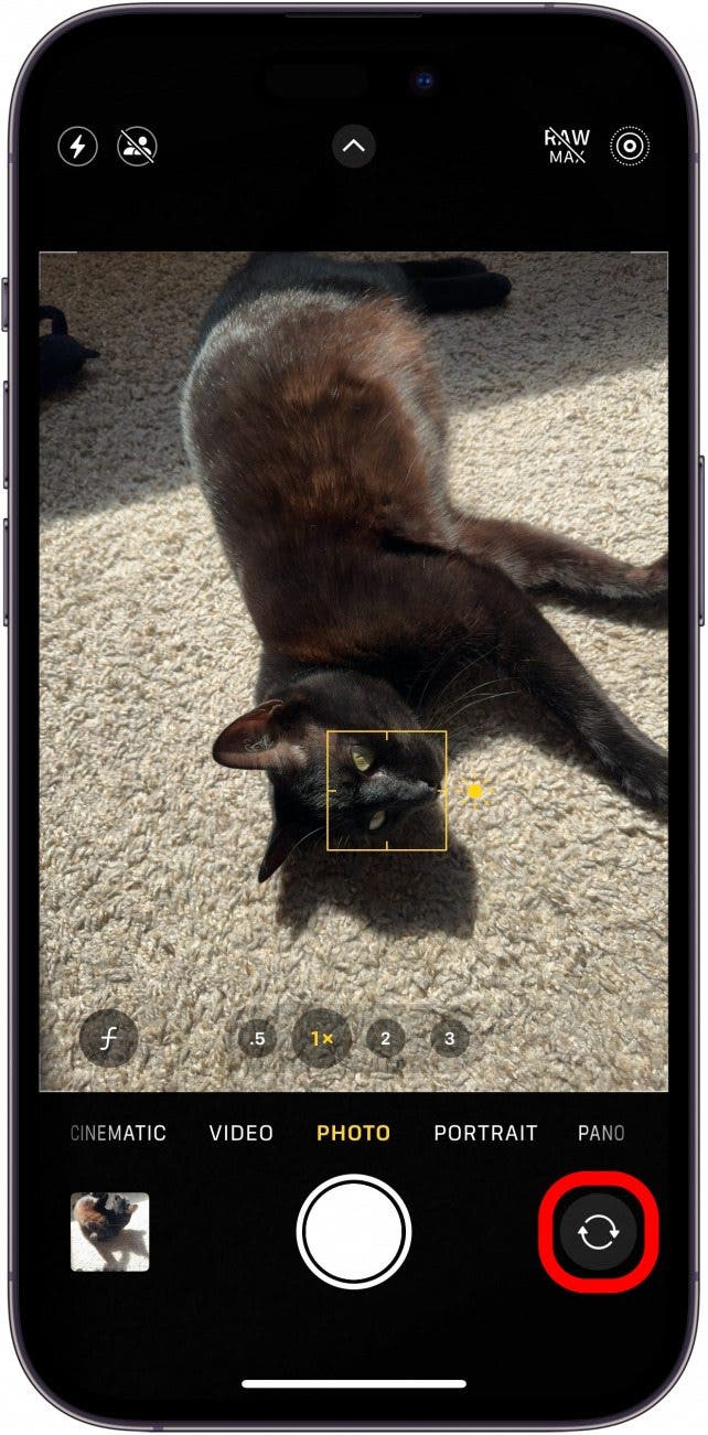 Application de caméra iPhone avec une boîte rouge autour du bouton de basculement de la caméra Application de caméra iPhone avec une boîte rouge autour du bouton de basculement de la caméra