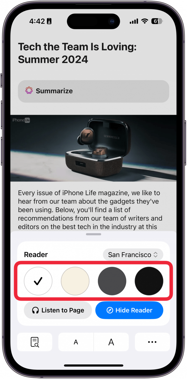 Safari avec mode lecteur activé et le menu du lecteur s'ouvre avec une boîte rouge autour des différentes options de couleurs disponibles. Le site Web est en texte noir sur fond blanc.