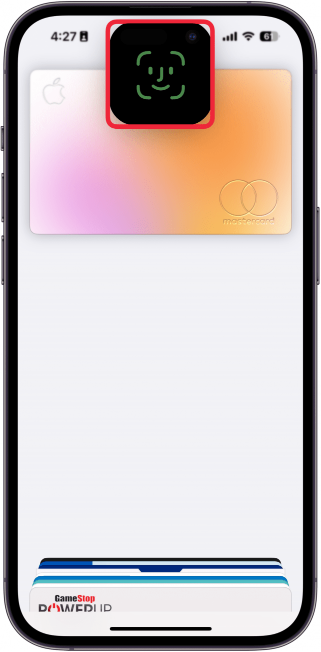Une capture d'écran d'Apple Pay sur l'écran de verrouillage de l'iPhone avec une boîte rouge autour de l'invite d'identification du visage