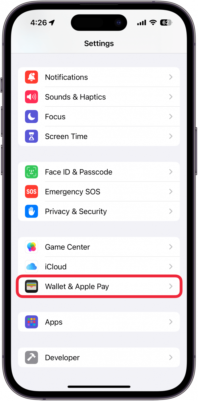 Une capture d'écran de l'application Paramètres iPhone avec une boîte rouge autour de Wallet & Apple Pay
