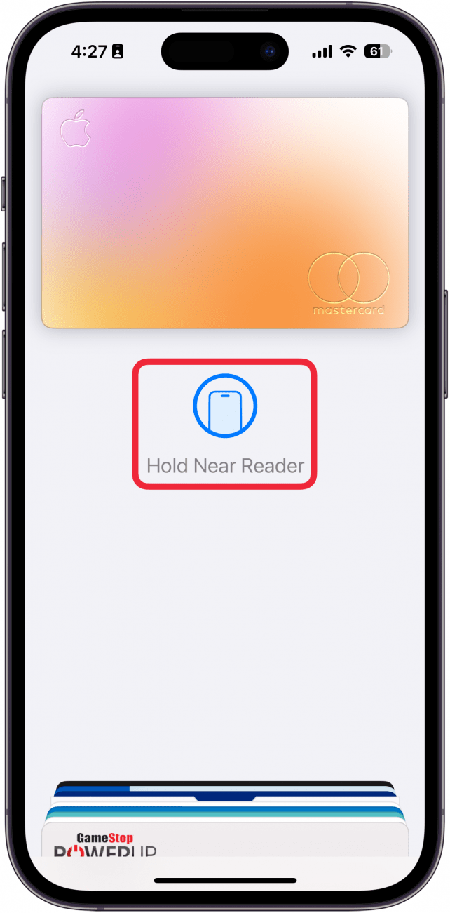 Une capture d'écran d'Apple Pay sur l'écran de verrouillage de l'iPhone avec une boîte rouge autour de l'invite pour maintenir l'appareil sur le lecteur de la carte