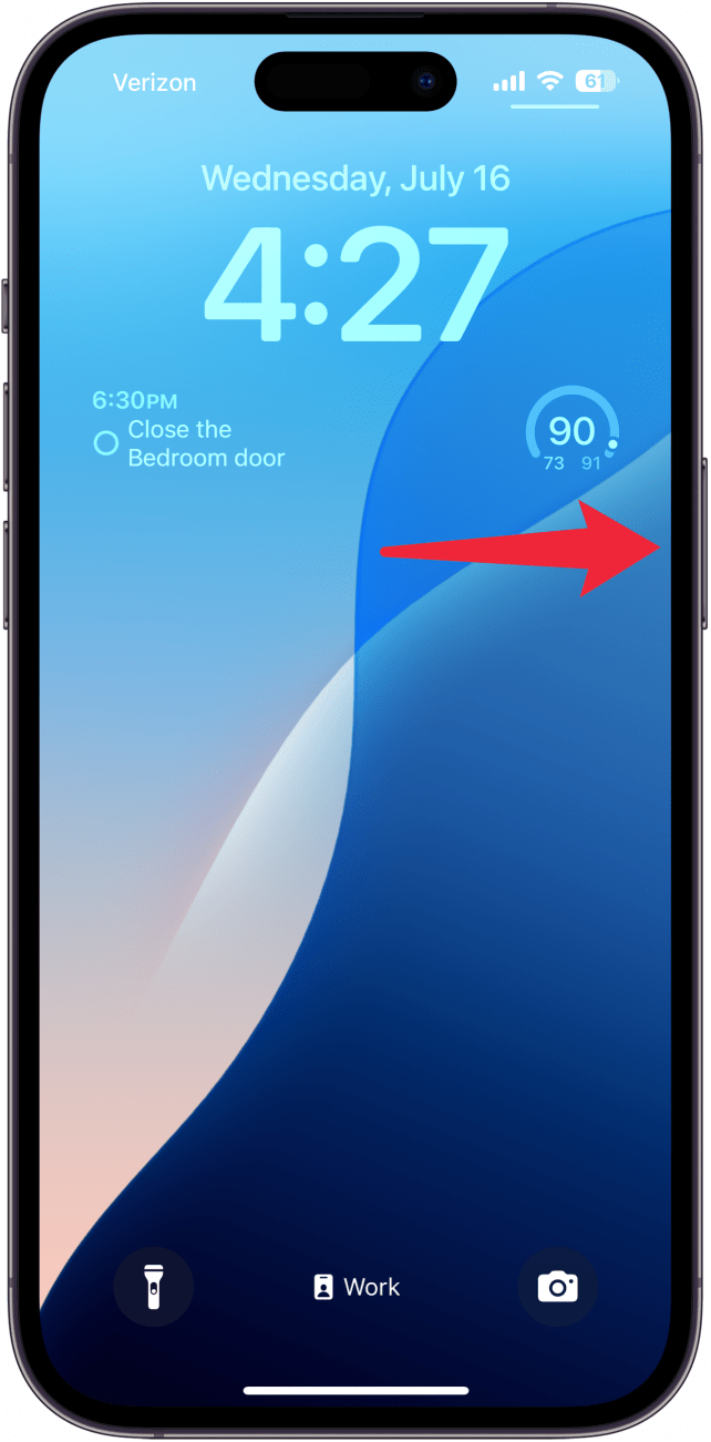 Une capture d'écran de l'écran de verrouillage de l'iPhone avec une flèche rouge pointant vers le bouton latéral de l'iPhone