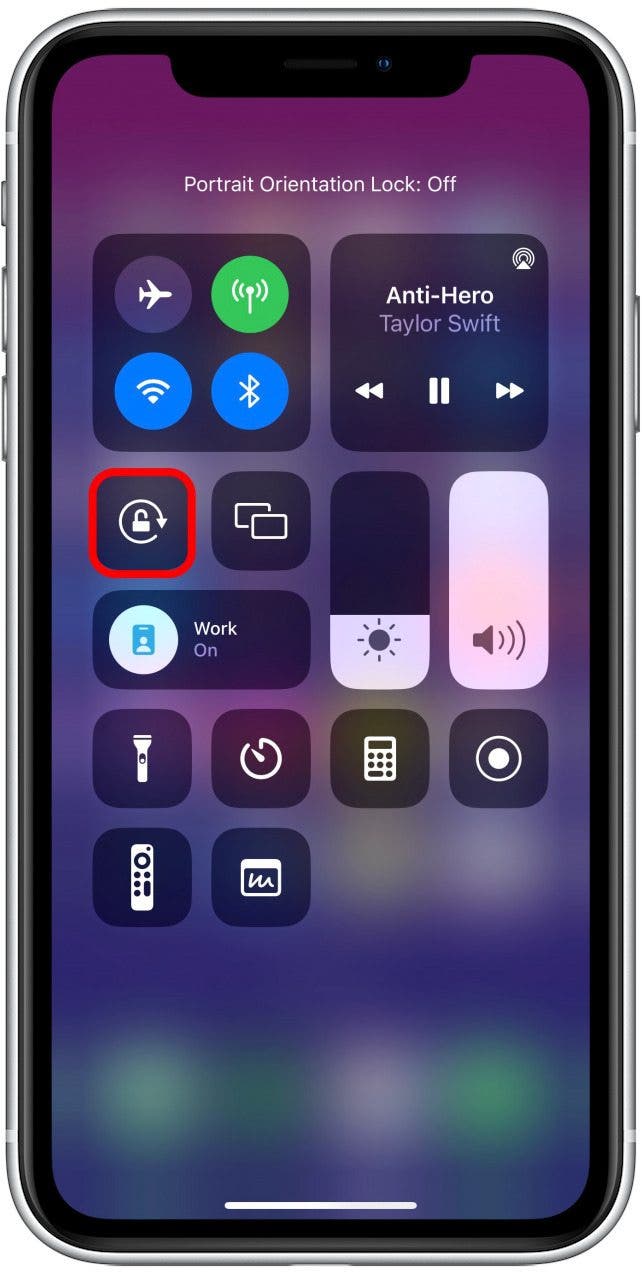 Le verrou d'orientation de l'écran est le bouton avec la flèche ronde avec le verrou à l'intérieur. Il sera gris lorsqu'il sera handicapé. Cela signifie que votre iPhone tourne automatiquement en fonction de la façon dont vous le tenez.