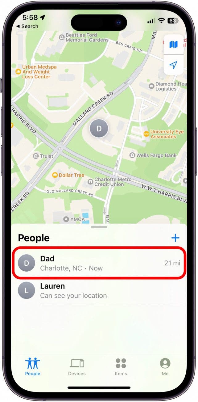 Appuyez sur le nom de la personne que vous souhaitez vérifier son emplacement. La carte se déroulera à leur emplacement et vous pourrez les suivre au fur et à mesure qu'ils se déplacent.