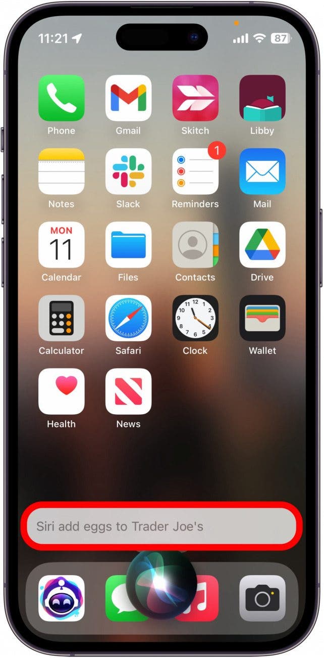 Écran d'accueil de l'iPhone avec bulle de la parole Siri est encerclé en rouge. Bubble lit, "Siri ajoute des œufs à Trader Joe's"