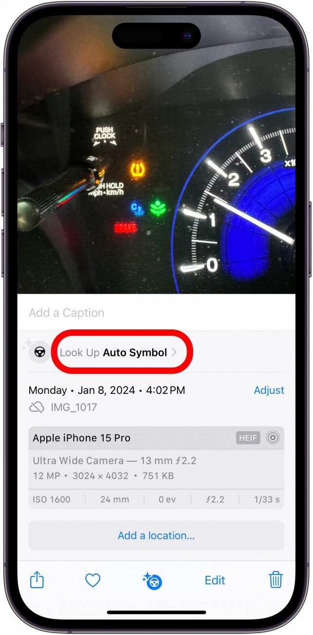 Application de photos iPhone plus d'informations avec une boîte rouge autour d'un "Recherchez les symboles automobiles" bouton