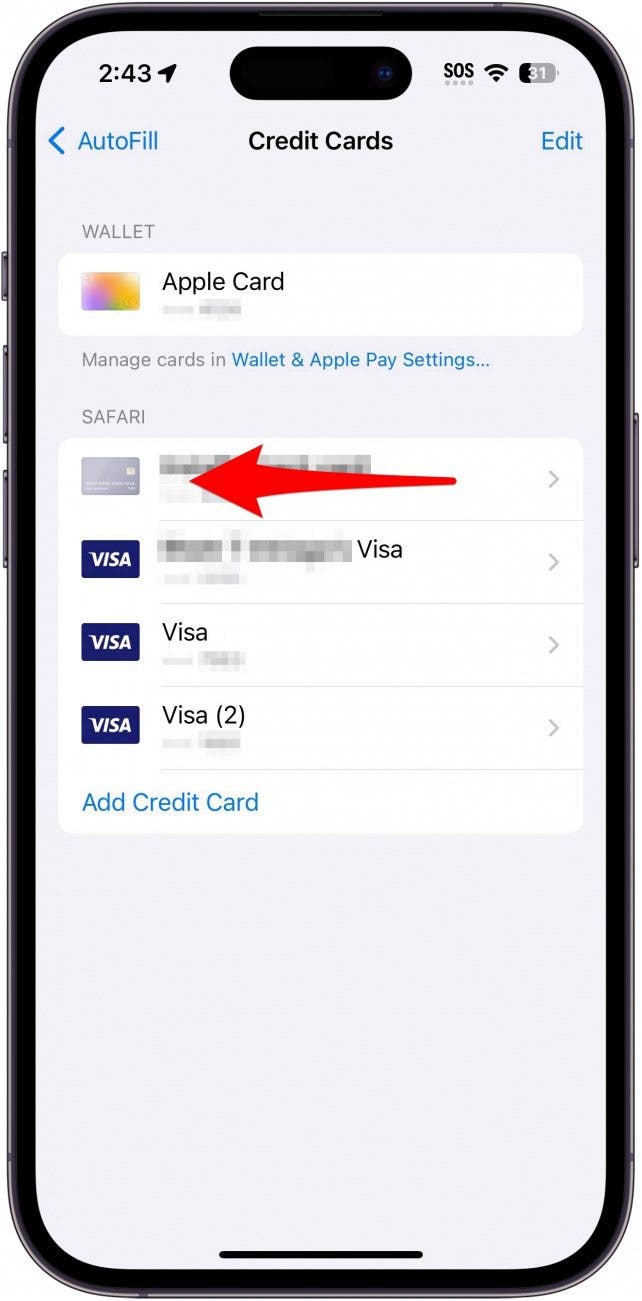 Paramètres de la carte de crédit iPhone Safari Autfilt avec une flèche rouge pointant vers la gauche au-dessus d'une carte, indiquant à glisser à gauche sur la carte