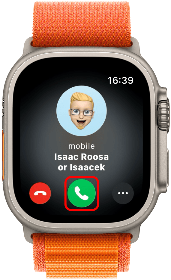 Répondez à l'appel en appuyant sur le bouton du téléphone vert sur votre visage de montre.