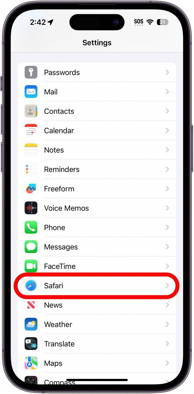 Paramètres de l'iPhone avec option Safari encerclé en rouge