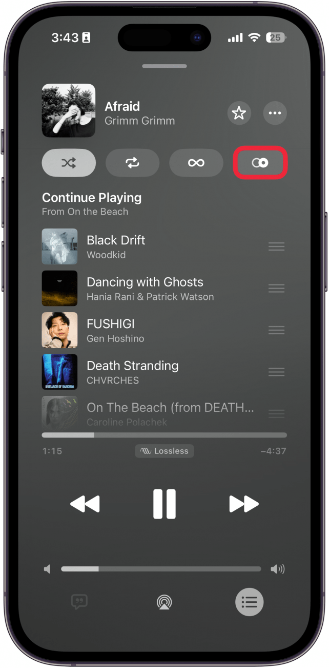 Une capture d'écran de l'application de musique iPhone affichant la file d'attente avec une boîte rouge autour du bouton Automix