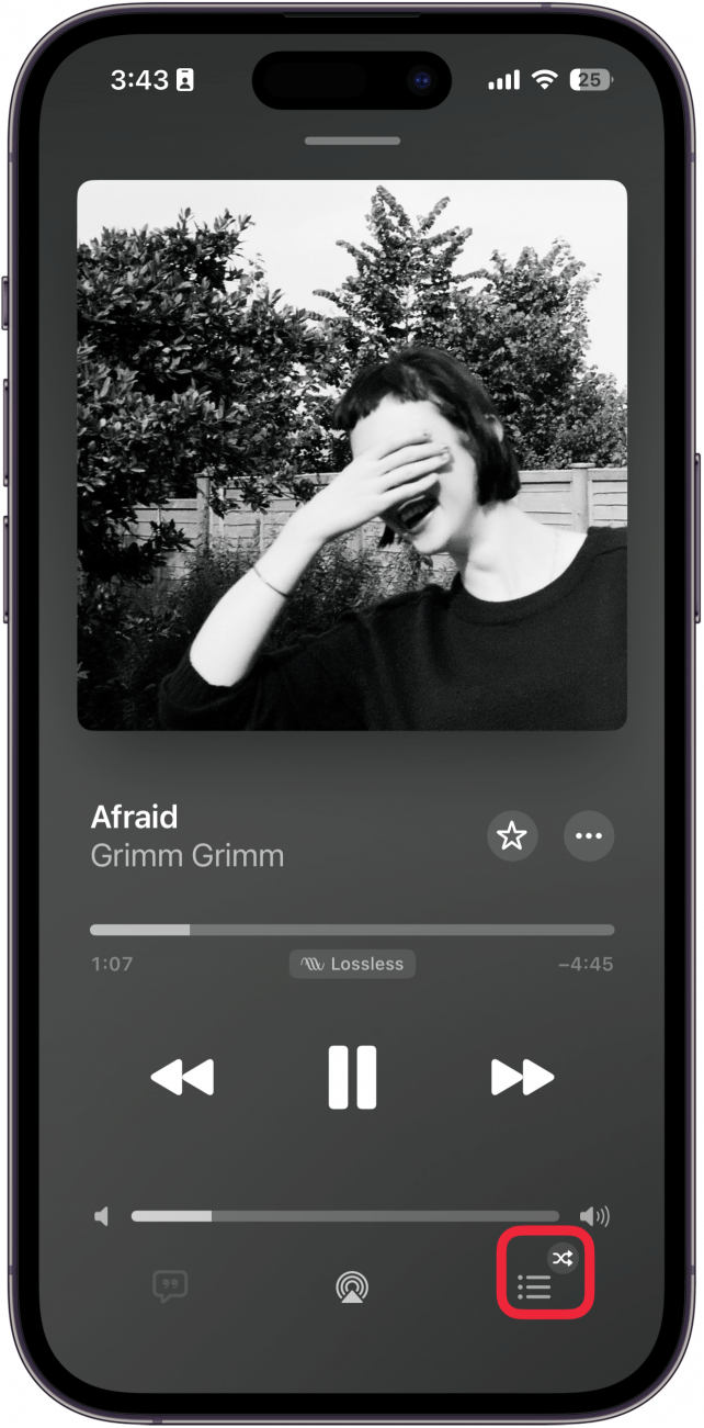 Une capture d'écran de l'application de musique iPhone affichant l'écran de jeu maintenant avec une boîte rouge autour du bouton de file d'attente