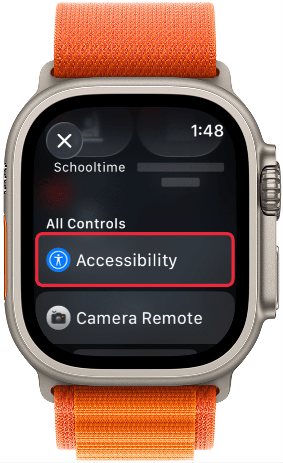 Une capture d'écran des commandes de centre de contrôle sur Apple Watch avec une boîte rouge autour de la catégorie d'accessibilité