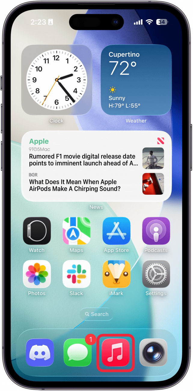 Une capture d'écran de l'écran d'accueil de l'iPhone avec une boîte rouge autour de l'application musicale
