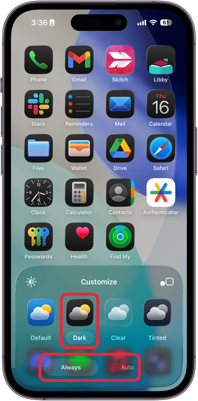 menu de personnalisation de l'écran d'accueil de l'iPhone avec des cases rouges autour du paramètre d'icône sombre et les bascules toujours et automatique
